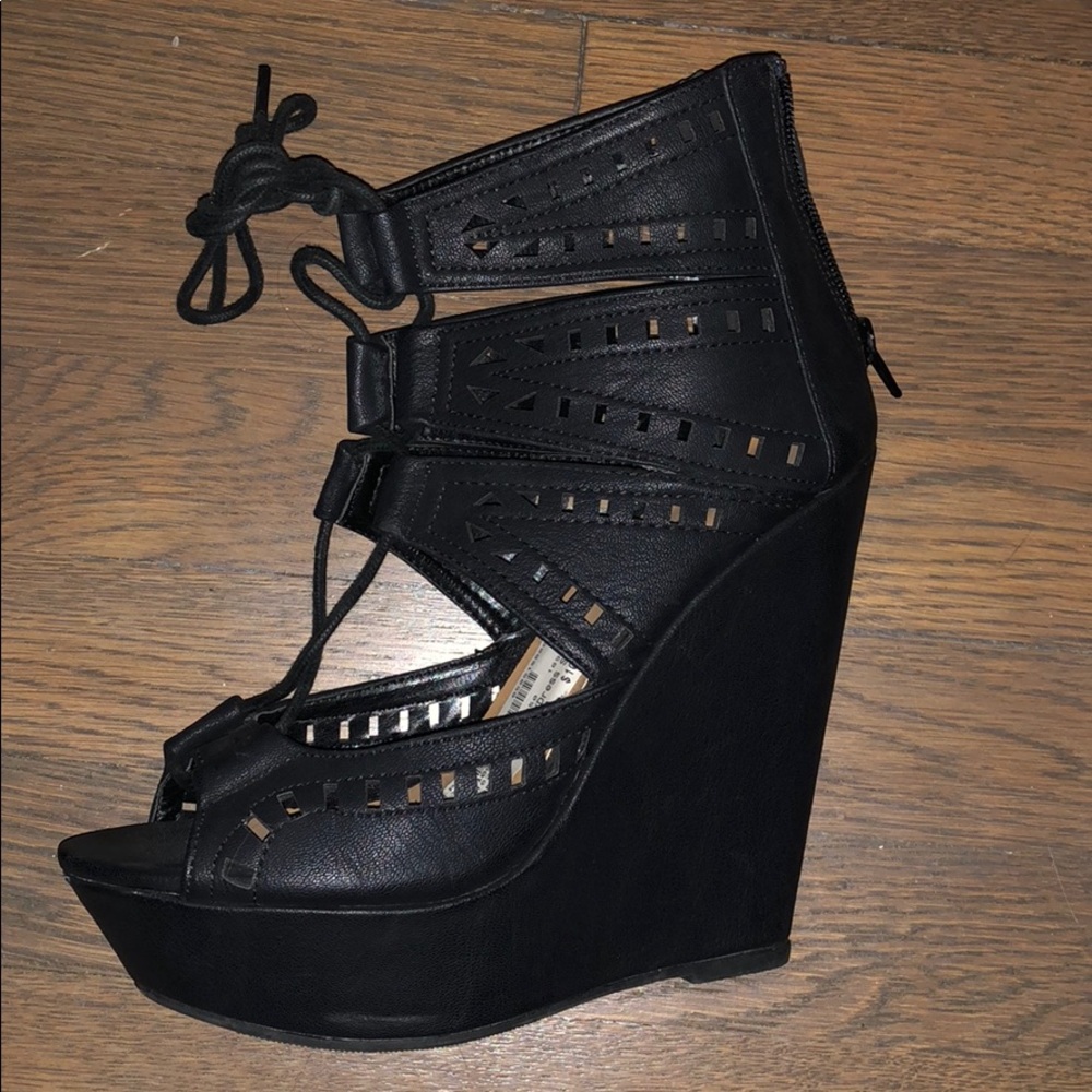 Black wedges